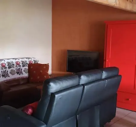 Maison D'atelier بيت للعطل Landeronde